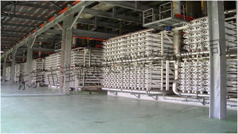 /></p><p>1.1水處理設(shè)備的選擇要本著以保證人們用水安全的原則，因此在對(duì)水處理工藝進(jìn)行選擇時(shí)需做到以下幾點(diǎn)：</p><p>(1)不管是采用任何技術(shù)、工藝，水處理后其水質(zhì)都要達(dá)到國(guó)家規(guī)定的生活飲用水標(biāo)準(zhǔn)。<br/>(2)技術(shù)安全可靠性原則。目前，盡管我國(guó)關(guān)于水處理的技術(shù)和設(shè)備有很多種，但是要從眾多的技術(shù)理論和設(shè)備中選擇技術(shù)較為優(yōu)秀及安全可靠性較高的設(shè)備。<br/>(3)設(shè)備運(yùn)行費(fèi)用較低原則。針對(duì)我國(guó)偏遠(yuǎn)、經(jīng)濟(jì)欠發(fā)達(dá)地區(qū)，如果水處理設(shè)備運(yùn)行費(fèi)用過高，超出了當(dāng)?shù)厝嗣竦慕?jīng)濟(jì)承擔(dān)能力，即使是水處理建設(shè)工程建設(shè)完工，也會(huì)因?yàn)楦甙旱脑O(shè)備運(yùn)行費(fèi)用當(dāng)?shù)厝嗣癯袚?dān)不起而失去建設(shè)的意義。所以在水處理設(shè)備工程建設(shè)時(shí)一定要考慮到設(shè)備運(yùn)行費(fèi)用問題。<br/>(4)易管理原則。針對(duì)經(jīng)濟(jì)欠發(fā)達(dá)地區(qū)設(shè)備技術(shù)管理人員相對(duì)短缺的問題，在設(shè)備管理和維護(hù)方面要求盡量做到簡(jiǎn)單、易管理。如果設(shè)備的管理技術(shù)要求的過于高，超出了設(shè)備技術(shù)管理人員的能力范圍，則設(shè)備的正常運(yùn)行和管理將得不到保障。</p><p>電絮凝技術(shù)</p><p>2.1電絮凝技術(shù)及其原理</p><p>電絮凝技術(shù)理論是在二十世紀(jì)初被提出的，經(jīng)過近一個(gè)世紀(jì)的實(shí)踐探索才真正意義上將此項(xiàng)技術(shù)應(yīng)用到水處理設(shè)備。此項(xiàng)技術(shù)的顯著特點(diǎn)是使用電能將含在水中的重金屬、固態(tài)懸浮物、乳化有機(jī)物及其他有害物質(zhì)通過電化學(xué)反應(yīng)將其分離出去。電絮凝水處理法的工作原理是：通過給水處理設(shè)備中的多塊鋼板加直流電，使其鋼板與鋼板之間產(chǎn)生電場(chǎng)，將待處理的水流入鋼板的縫隙，通電鋼板會(huì)因電離作用消耗一部分進(jìn)入水中，同時(shí)電場(chǎng)中的離子和非離子污染物受電場(chǎng)作用與消耗到水中的鋼板發(fā)生反應(yīng)，使電場(chǎng)中的離子和非離子污染物形成固態(tài)沉淀顆粒，進(jìn)而通過沉淀分離的方式完成水處理。</p><p>2.2電絮凝<a href=http://www.rexroth8.com>水處理</a>的工藝流程</p><p>將待處理的水流入均化池，均化池的主要作用是用來平衡水泵水量和電絮凝反應(yīng)器中水的流量之差，此外在均化池中設(shè)有水位傳感器，主要是用來控制反應(yīng)器泵和水泵。進(jìn)而通過反應(yīng)器泵將均化池中的水抽入反應(yīng)器中，反應(yīng)器中設(shè)有鋼板，通電后鋼板與電離出的離子發(fā)生反應(yīng)，達(dá)到處理目的。此外，在反應(yīng)器中的空腔內(nèi)都有一個(gè)氣動(dòng)閥和氣動(dòng)雙隔膜泵，它們的作用分別是去除鐵垢和去除反應(yīng)器中沉淀的固體雜質(zhì)。然后再將反應(yīng)器中處理后的水抽到除沫池，除去漂浮在水面上的泡沫以及讓水中雜質(zhì)的發(fā)生二次沉淀。較后再將除沫池中的水流到沉淀池，再次讓固體顆粒沉淀，并通過污泥去除設(shè)備將固體顆粒等雜質(zhì)去除，清水則進(jìn)入砂濾器，通過砂濾器對(duì)水進(jìn)行回洗，完成整個(gè)工藝流程。</p><p>復(fù)合式多介質(zhì)過濾法方案</p><p>3.1復(fù)合式多介質(zhì)過濾法及其工作原理</p><p>復(fù)合式多介質(zhì)是一種物理水處理法，整個(gè)工藝流程不需要添加任何化學(xué)藥劑，設(shè)備機(jī)組集成自動(dòng)化、智能化控制，耗能低，安全穩(wěn)定性較高，水處理設(shè)備系統(tǒng)更換后的介質(zhì)不會(huì)對(duì)環(huán)境造成污染，可以直接填埋。同時(shí)由于水處理設(shè)備系統(tǒng)是自動(dòng)控制系統(tǒng)和監(jiān)控系統(tǒng)，系統(tǒng)程序一旦設(shè)定好，不需要過多的人員對(duì)其實(shí)時(shí)監(jiān)控，節(jié)約了維護(hù)人員的投入，相應(yīng)地也節(jié)省了維護(hù)費(fèi)用。</p><p>3.2復(fù)合式多介質(zhì)過濾法工藝流程</p><p><br/>通過原水加壓系統(tǒng)的加壓泵將待處理的水抽入水處理系統(tǒng)，經(jīng)全自動(dòng)逆洗多介質(zhì)深度處理，其中，全自動(dòng)逆洗深度處理系統(tǒng)中設(shè)有活性炭吸附過濾器，其作用是去除水中的異味和氯化物等。除砷、鐵/錳裝置。作用是去除水中的砷、鐵/錳等雜質(zhì)和有害物質(zhì)。阻垢器?？煞乐顾械拟}和鎂經(jīng)加熱后反應(yīng)生成碳酸鈣。原水<a href=http://www.rexroth8.com>紫外線消毒系統(tǒng)</a>。主要作用是對(duì)管網(wǎng)水進(jìn)行殺菌，分解臭氧等。水處理工程技術(shù)相關(guān)資料<a href=http://www.rexroth8.com>http://www.rexroth8.com</a><br/></p></div>
						<div   id=